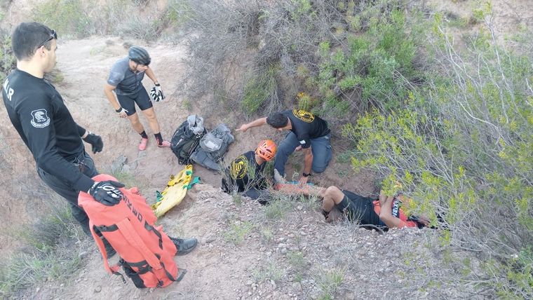 El operativo para retirar al herido del sendero. Foto: Ministerio de Seguridad