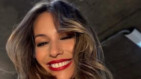 La modelo impactó con un vestido midi total red.