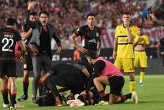 Altamirano es atendido tras desvanecerse durante el partido ante Boca. Foto: FotoBaires