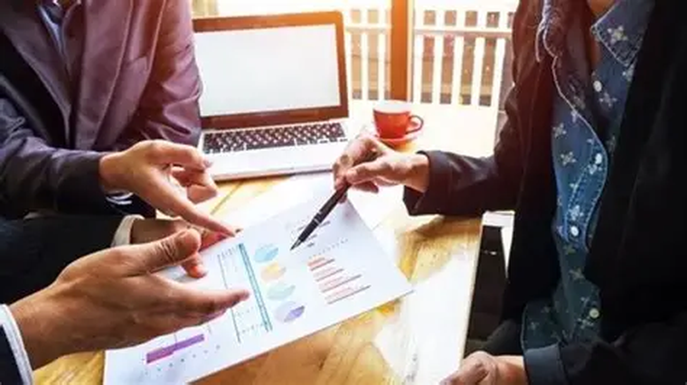 En mercados desarrollados, los search funds han mostrado retornos promedio cercanos a 4,5 veces la inversión. En mercados desarrollados, los search funds han mostrado retornos promedio cercanos a 4,5 veces la inversión.