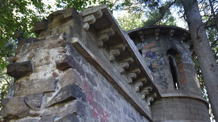 El torreón que está oculto en el Parque llama la atención de turistas y mendocinos.&nbsp;