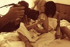 tremendo beso con topless: velez y cardone, imparables