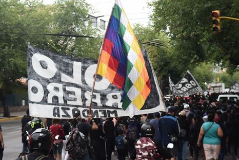 La protesta en el nudo vial se enmarca en una jornada nacional contra la eliminación de planes sociales que dejarán de pagarse desde este mes. La protesta en el nudo vial se enmarca en una jornada nacional contra la eliminación de planes sociales que dejarán de pagarse desde este mes.