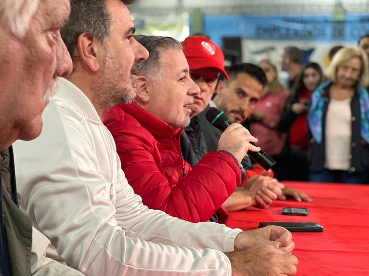 Fabián Doman habla y el resto escucha. Foto: @independiente