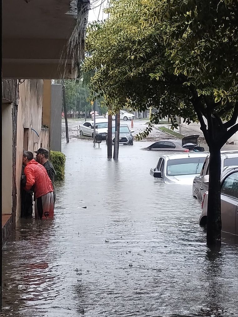 Casas y autos bajo el agua y cientos de evacuados: el saldo del temporal en la ciudad de Corrientes.