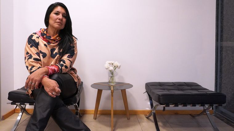 La arquitecta mendocina Fernanda Rincón busca a su familia biológica. Una silla vacía en la que espera a alguien que tenga que ver con su identidad. 
