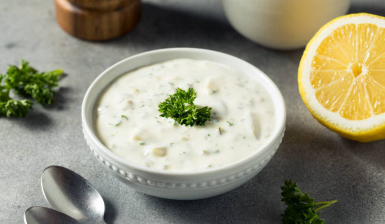 Esta receta combina mayonesa con pepinillos, alcaparras y hierbas frescas para un sabor único. Esta receta combina mayonesa con pepinillos, alcaparras y hierbas frescas para un sabor único.