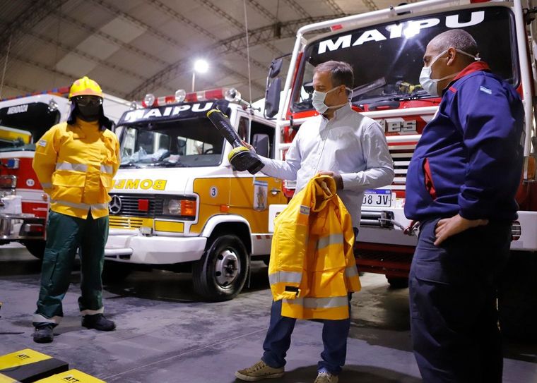 Matías Stevanato, con los bomberos de Maipú.