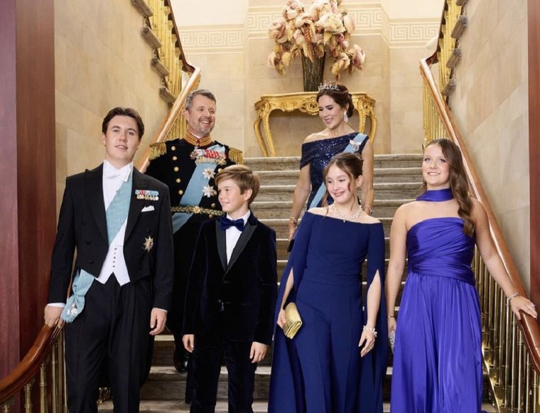 La familia de Christian, celebrando con él. Foto: Instagram @detdanskekongehus