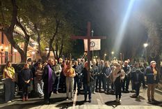 Cientos de personas recorrieron las calles de la Ciudad con el Vía Crucis. Foto: Federico Croce /MDZ Cientos de personas recorrieron las calles de la Ciudad con el Vía Crucis. Foto: Federico Croce /MDZ