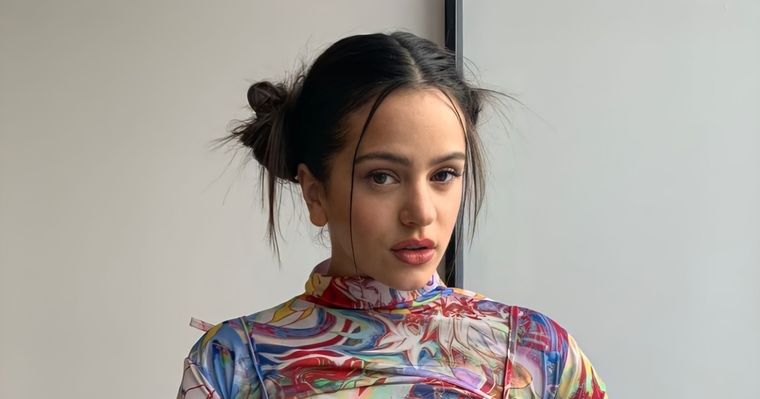 Rosalía prueba que el estilo de niña colegiala vuelve pero renovado. Foto: Slang