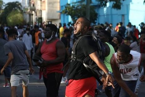 Según contó una manifestante de San Antonio de los Baños a BBC Mundo, la protesta inicial fue organizada el sábado a través de las redes sociales para este domingo a las 11:30 AM (hora local) Foto: REUTERS