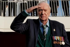 Michael Caine estrena su última película mientras vive el preocupante momento de salud que puede tener un hombre de 90 años.