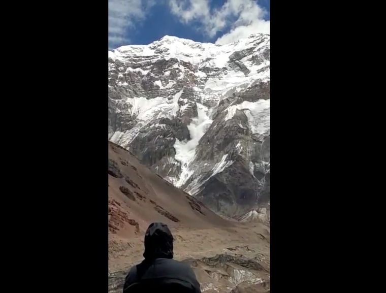 Fueron dos grandes avalanchas en la cara sur del Aconcagua. Foto: captura de video