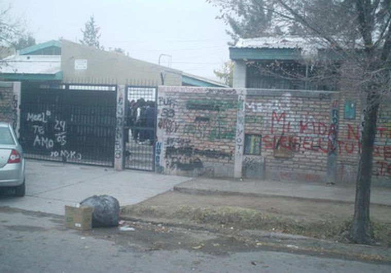 La pelea sucedió en la puerta de la escuela Julio Krause, en La Carrodilla. Foto: MDZ