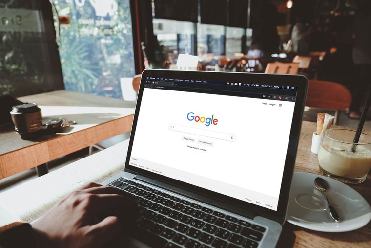 Google tiene más de 9 mil millones de búsquedas diarias en todo el mundo. Google tiene más de 9 mil millones de búsquedas diarias en todo el mundo. 