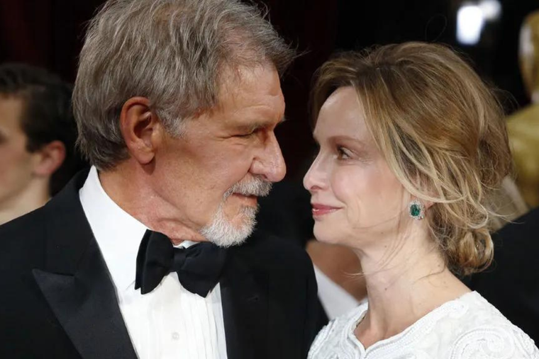 HARRISON FORD LE DIO SENTIDO A LA FRASE LA TERCERA ES LA VENCIDA. SU ÚLTIMO MATRIMONIO ES UN VERDADERO ÉXITO.