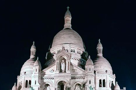 Al pie de la basílica del Sagrado Corazón (Sacré-Cœur=, París apagó por un momento el ritmo urbano para mirar hacia uno de sus escenarios más antiguos: el cielo y las estrellas.