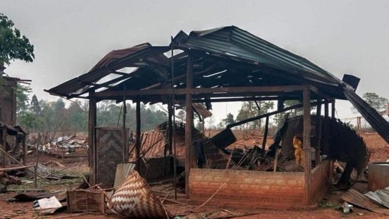 La BBC ha recibido varias imágenes de edificios dañados en la aldea de Naung Lin, en el estado de Shan, donde se cree que combatientes de la junta de Myanmar lanzaron bombas el viernes por la noche.