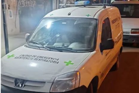 La ambulancia que había sido robada por dos delincuentes en el partido de Merlo Foto: NA