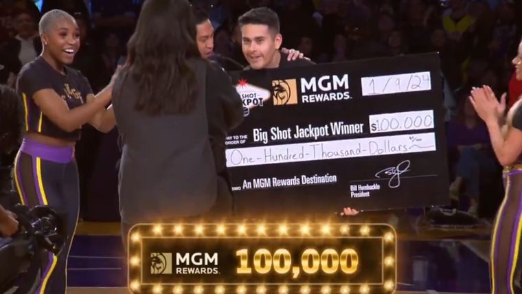 Un fanático afortunado de la NBA se llevó un jugoso premio a su casa. Foto: captura de pantalla