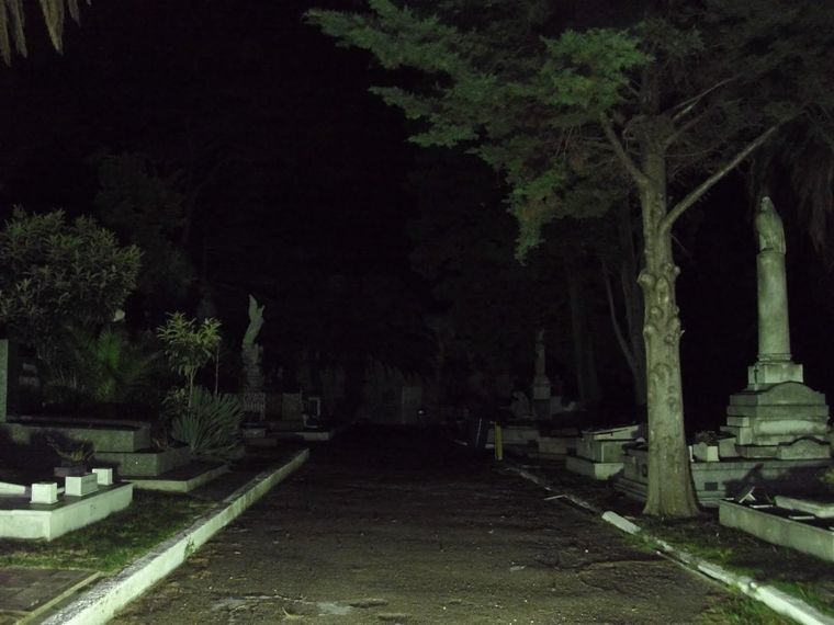El sereno del cementerio de Maipú vivió una noche para el olvido