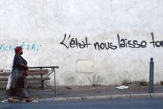 El estado nos está defraudando es el mensaje en este muro de la urbanización donde mataron a un niño. Foto: GETTY IMAGES