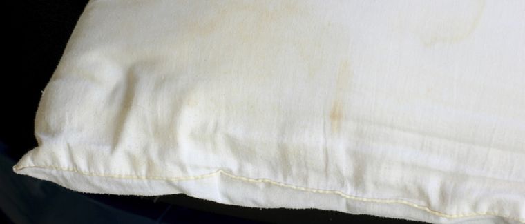 Limpieza. Las almohadas suelen tener manchas amarillas debido al sudor y la humedad Foto: Shutterstock Limpieza. Las almohadas suelen tener manchas amarillas debido al sudor y la humedad Foto: Shutterstock
