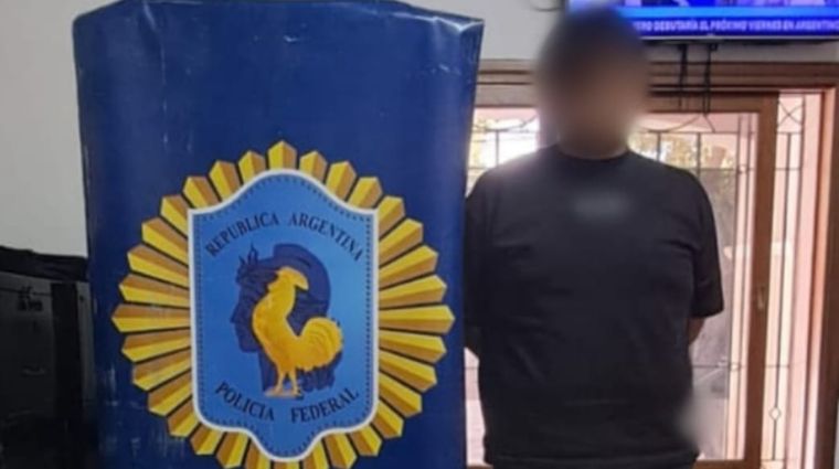 El joven detenido durante los allanamientos en Mendoza por el operativo Dictadores Digitales. 