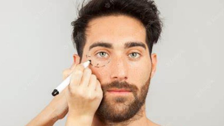 Los hombres también eligen la cirugía plástica. Foto: Freepick.