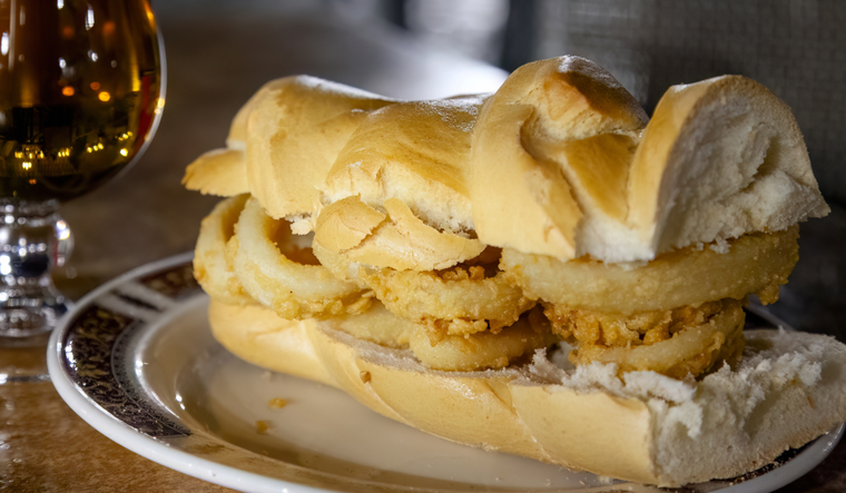 Aunque es una receta sencilla, la temperatura del aceite es clave para lograr calamares crujientes. Aunque es una receta sencilla, la temperatura del aceite es clave para lograr calamares crujientes.