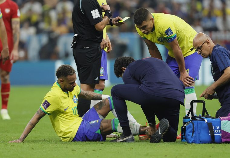 Neymar se lesionó el tobillo después de una entrada de un defensor de Serbia y en Brasil hablan de una cacería. Foto: EFE