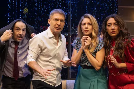 Adrián Suar, Carla Peterson, Fernán Mirás y Lorena Vega protagonizan Sottovoce. Adrián Suar, Carla Peterson, Fernán Mirás y Lorena Vega protagonizan Sottovoce.
