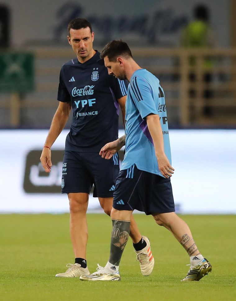 Scaloni y Messi durante un entrenamiento de la Selección. Foto: EFE