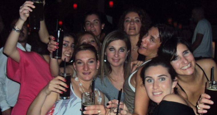 A pura diversión, tragos en mano: Paula, Natalia, Mariana, Nora, Cris, Lis, Gaby, Gemma, Ale y Gaby. Foto: Gentileza