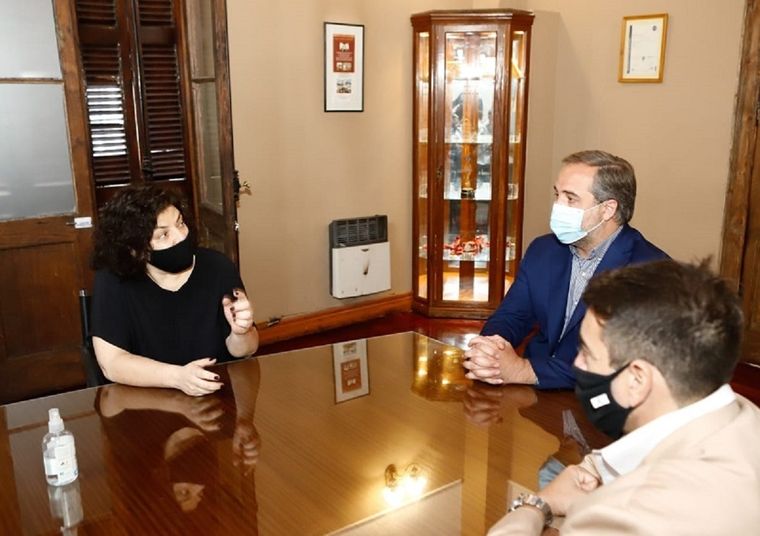 Los intendentes peronistas Stevanato y Ubieta en diciembre, junto a la ahora ministra de Salud, Carla Vizzotti. Foto: Twitter @bbldiario