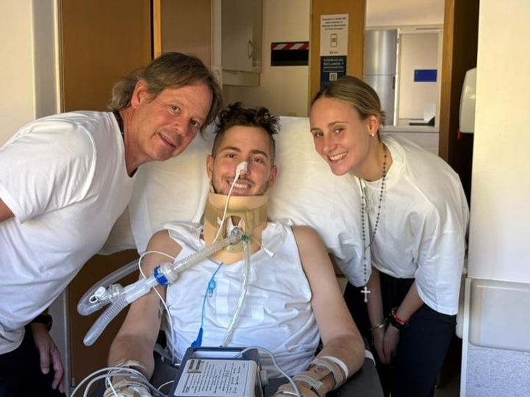 Juan Cruz junto a su padre Alejandro y su novia. Juan Cruz junto a su padre Alejandro y su novia.