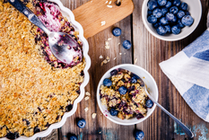 Crumble de arándanos No te pierdas esta increíble receta de crumble de arándanos para hacer en pocos pasos. Foto: Shutterstock