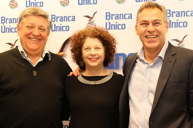 MDZol | Andy Cherniavsky, Hernan Mutti -Gte. De Marketing de Fratelli Branca- y Fernando Del Boca -Jefe de Marketing- recorrieron la planta de Fernet Branca y charlaron sobre el Concurso Arte Único.  Foto: Gentileza