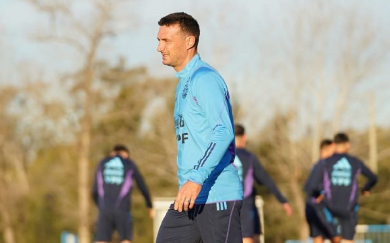 El DT arma el equipo para enfrentar a Perú. Foto: @Argentina