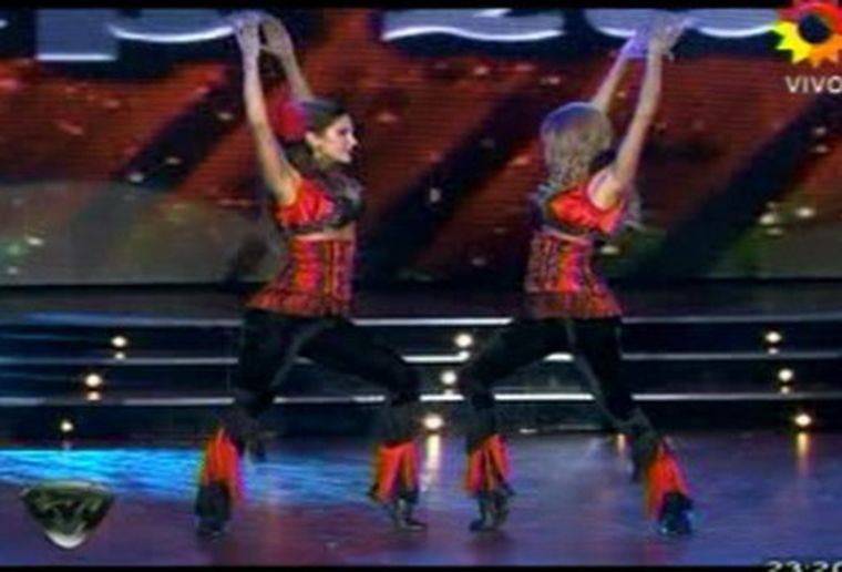 Las hermanas Escudero se destacaron con su baile. Foto: Captura de TV