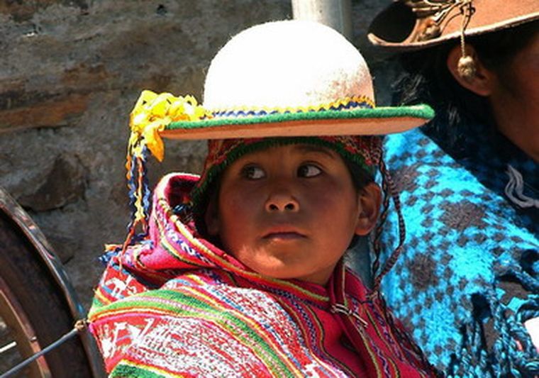 Los indígenas bolivianos almuerzan junto a a un altar coca, frutas y alcohol. Foto: EFE