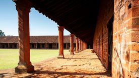 Este pueblo se encuentra al sur del departamento de Itapúa, a 333 kilómetros de la ciudad de Asunción.