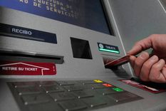El joven estaba instalando el dispositivo en el cajero para robar los datos de las tarjetas