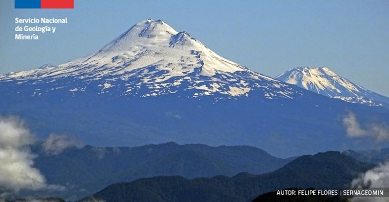 El volcán en actividad. Foto: Sernageomin