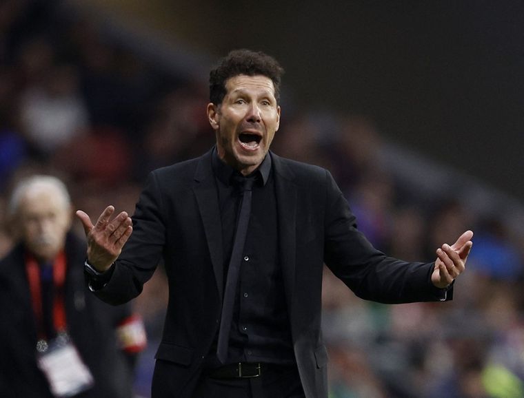 Simeone se tomó con gracia el cantito del Bernabéu que pide por su continuidad en el Atlético de Madrid.