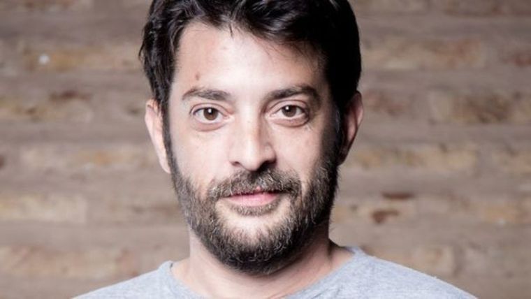 El artista no dudó en distinguir a las personas que trabajan en su zona.