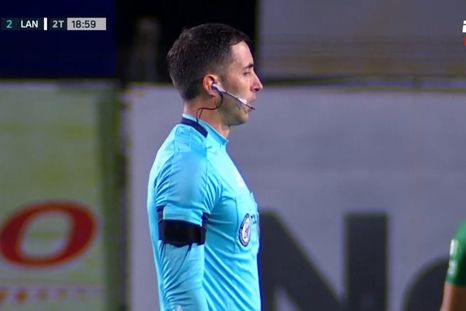 Nazareno Arasa explica por qué le anuló un gol a Sarmiento por los altoparlantes del estadio. Foto: captura de TV. Nazareno Arasa explica por qué le anuló un gol a Sarmiento por los altoparlantes del estadio. Foto: captura de TV.