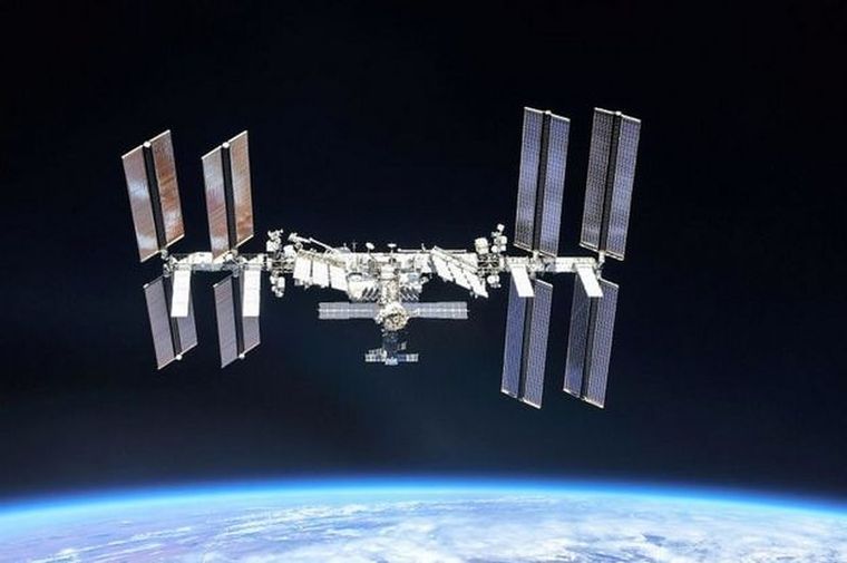Foto: REUTERS. Los astronautas de la EEI tienen que tomar cada vez más medidas de precaución cuando se acercan fragmentos de antiguos satélites y cohetes.