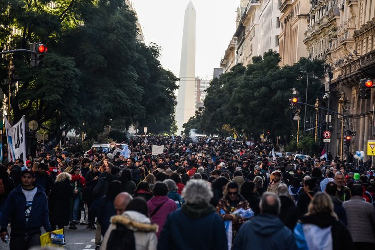 Miles de personas se congregaron en el centro porteño por Cristina Fernández de Kirchner. Para Patricia Bullrich, fueron apenas 48 mil. Foto: MDZ Miles de personas se congregaron en el centro porteño por Cristina Fernández de Kirchner. Para Patricia Bullrich, fueron apenas 48 mil. Foto: MDZ